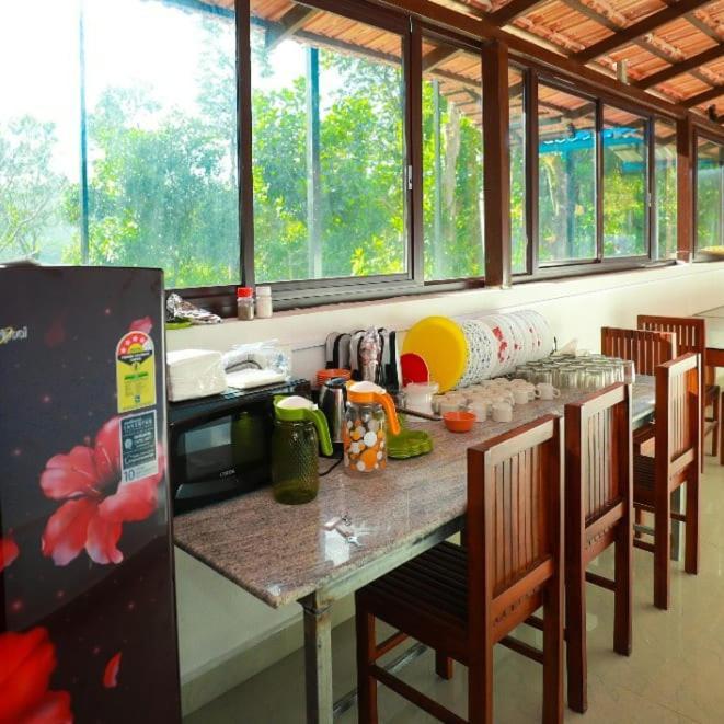 River View Guest House มาดิเครี ภายนอก รูปภาพ
