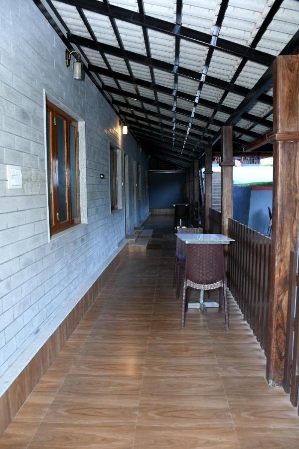River View Guest House มาดิเครี ภายนอก รูปภาพ