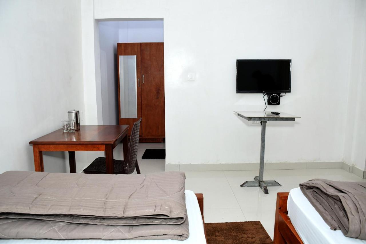 River View Guest House มาดิเครี ภายนอก รูปภาพ