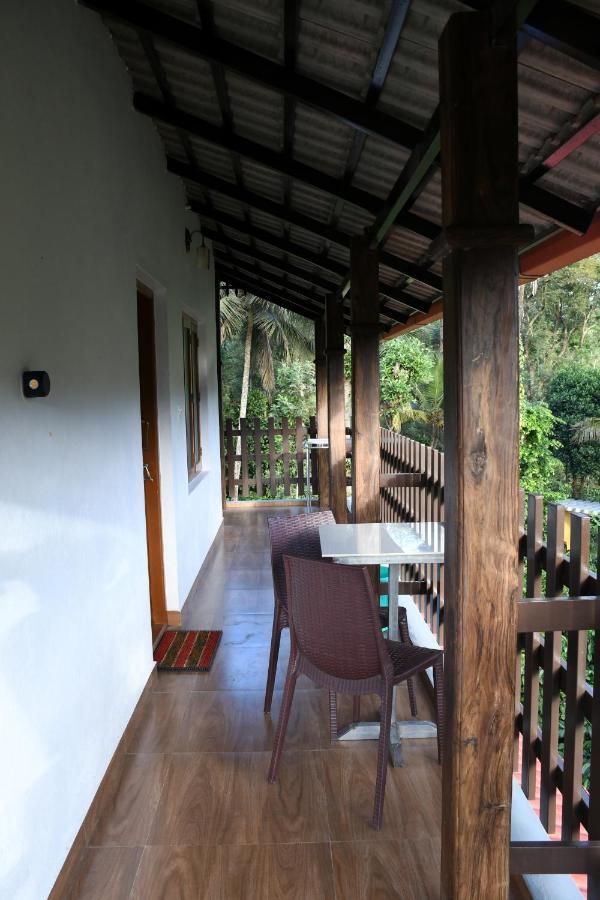 River View Guest House มาดิเครี ภายนอก รูปภาพ